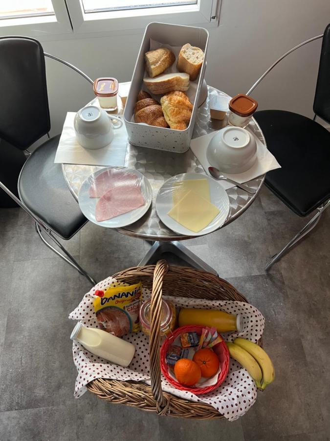 Aux Charmes 1 Bed & Breakfast Isques Dış mekan fotoğraf