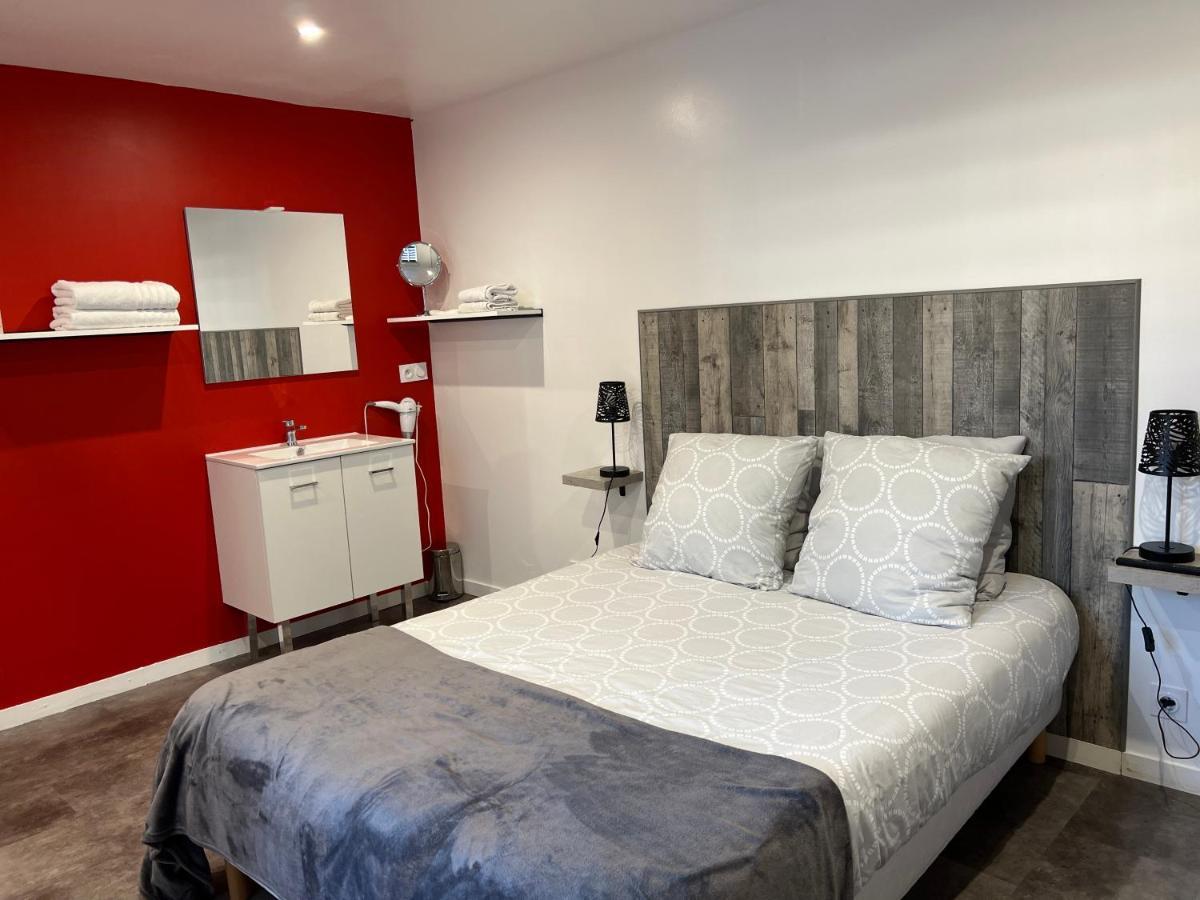 Aux Charmes 1 Bed & Breakfast Isques Dış mekan fotoğraf