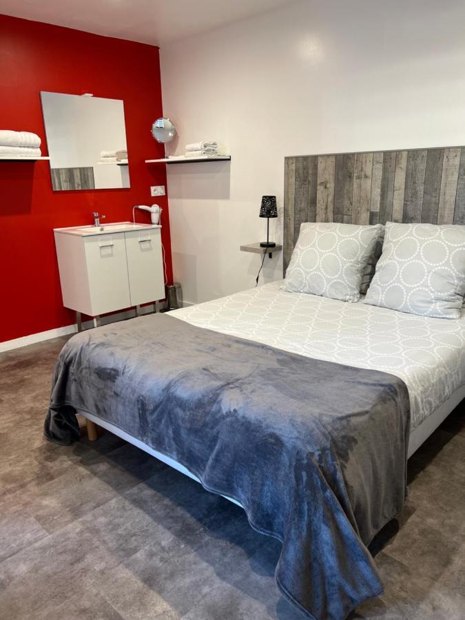 Aux Charmes 1 Bed & Breakfast Isques Dış mekan fotoğraf